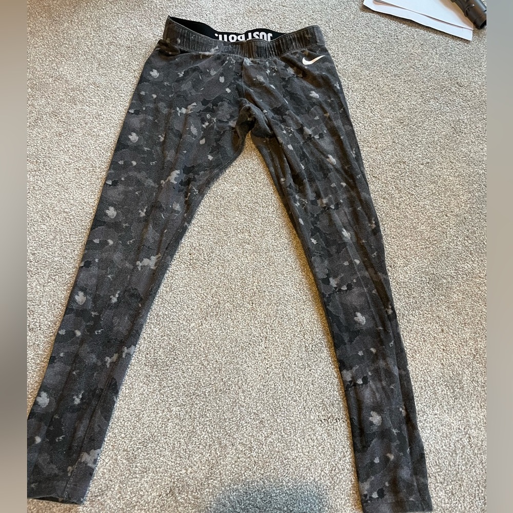 Nike Gray Cameo Leggings. Size: Medium